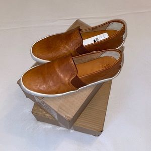 NEW Frye distressed brown leather shoe.